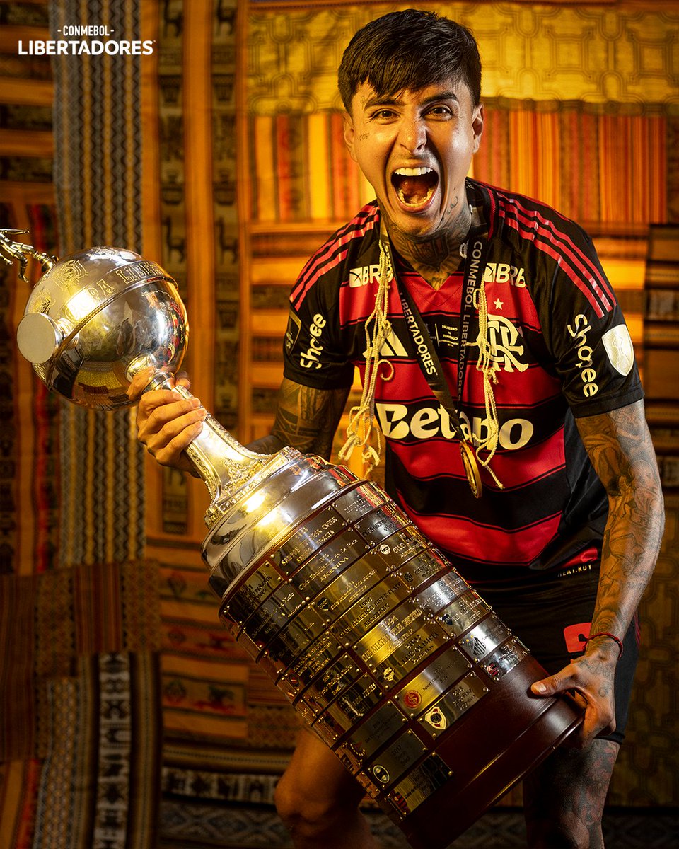 LibertadoresBR's tweet image. 🇨🇱🏆 Pulgar e a #GloriaEterna ⭐️

🔴⚫️ @Flamengo 2⃣0⃣2⃣5⃣
