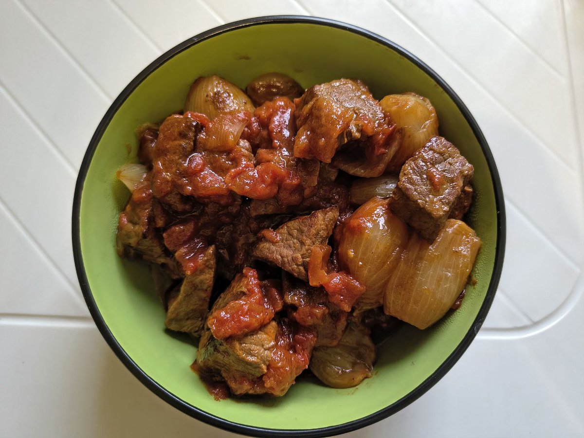 Стифадо (Στιφάδο) — класичне грецьке рагу з м’ясом і цибулею.
Рецепт вже на каналі.За посиланням: 
t.me/smachnogo_vam_…