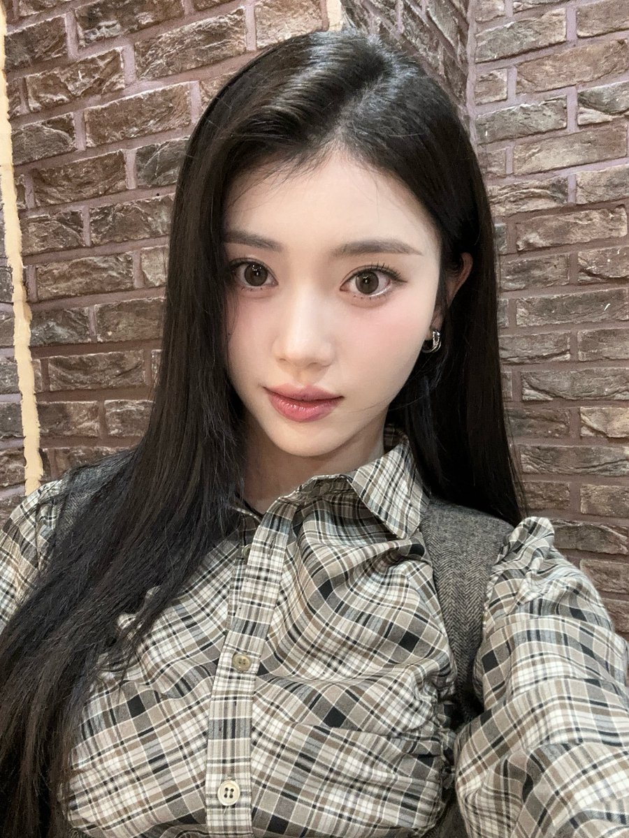 official_kep1er's tweet image. [Catch the moment📸]

참가자들에게 든든한 응원과 조언으로
마스터의 역할을 멋지게 해낸 #샤오팅 🪄

이번 주에도 열일한 팅 마스터👩🏻‍🏫
고생했어요🫳🏻🫳🏻

이거 완전 칭찬입니다💜

#Kep1er #케플러