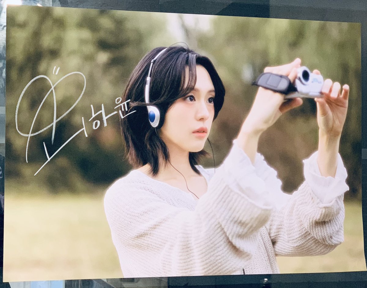 vraemeew's tweet photo. “🎂해피하윤데이🎂(₍ᐢ⑅•ᴗ•⑅ᐢ₎♡)”
하윤배우님 생일 카페 다녀왔습니다...🐾
어딜봐도 아름다운 사진들로 가득한 공간이라 있는 내내 행복했어요..💕
:¨ ·.· ¨:   
 `· . ୨୧다들 민첩하게 하윤러버스클럽 가입하시고 손해없으시길^_−♡

#HAPPY_HAYUN_DAY
#주민상시모집 https://t.co/qfhkZTl20z