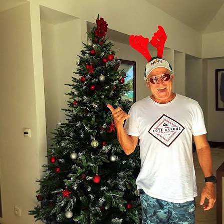 You will get a sentimental feeling
When you hear
Voices singing, let's be jolly
Deck the halls with boughs of holly

Rockin' around the Christmas tree…