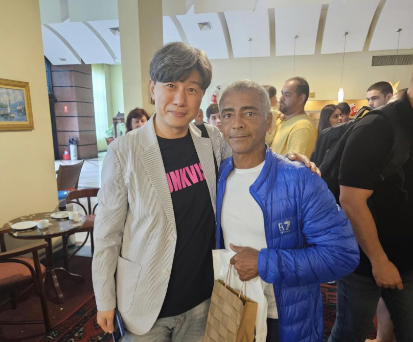 PUNKVISM's tweet image. 🇧🇷✈️ Director Choi Chun has arrived in Brazil 🇧🇷✈️
A meeting with Brazilian football legend &amp;amp; Senator @romariofaria ⚽️🏛️

What kind of major project brought this invitation? 👀
Stay tuned. 🔥
#Romario #Brazil #PUNKVISM #RWA #NFT