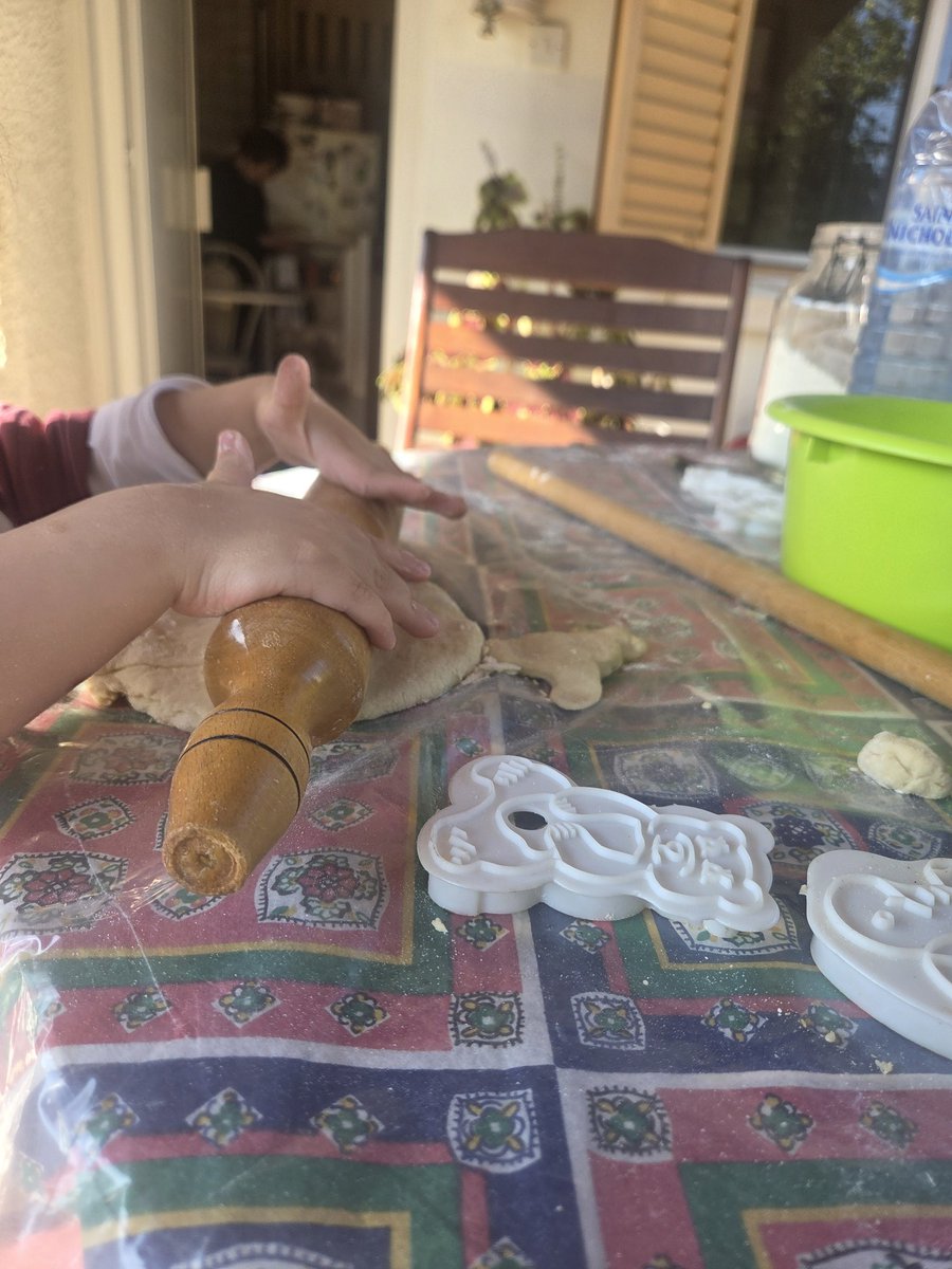 Φτιάξαμε κουλουράκια και τραγουδήσαμε Να αγαπάς του Παντελή Θαλασσινού. Της ποιότητας το παιδί μας 😃❤️🎶