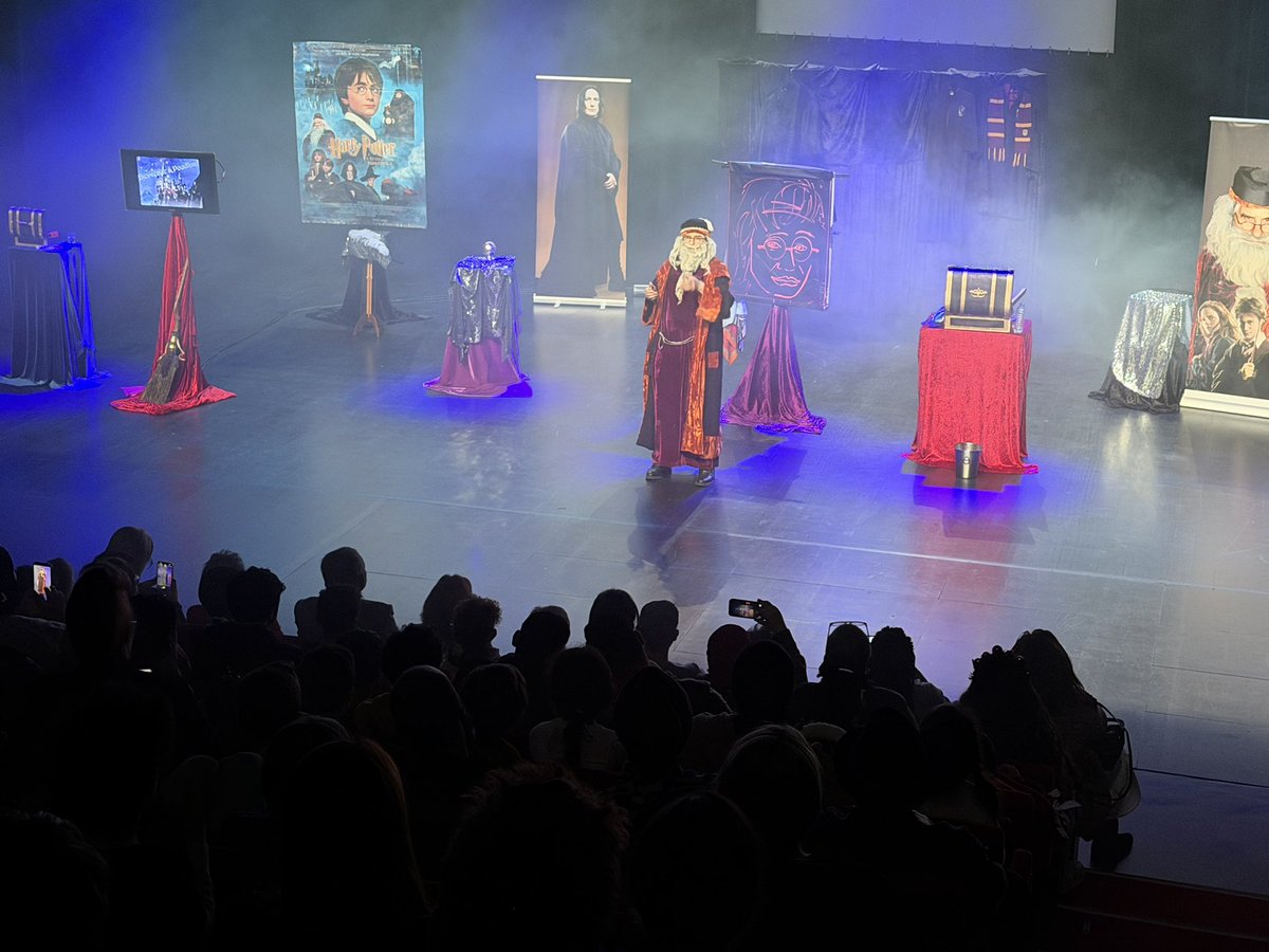 🤩Le Noël de la Solidarité c’est cet après-midi avec l'association Vivre Ensemble ! Soutenu par la municipalité, ce spectacle unique autour d’Harry Potter offre à 500 familles un moment joyeux et festif au théâtre de l'Arsenal !