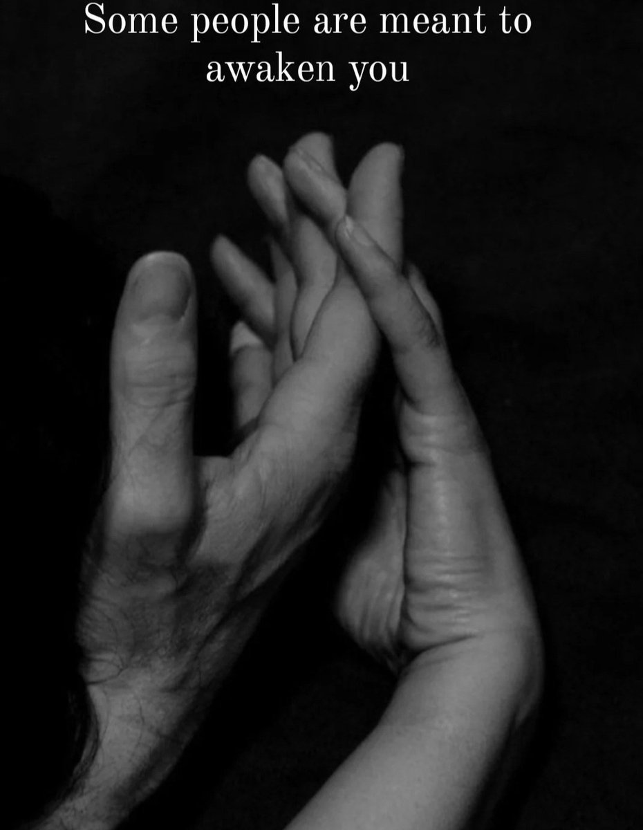 기다림은 익명의 무덤

봄이 되면 작은 배추흰나비 하나
나풀나풀 바람의 길을 따라
꽃가루를 전하고 오겠지.

기나긴 겨울의 끝은
뻗어 보는 손처럼
가녀리게 떨리지만 

서로의 지문을 기억하며
꽃봄의 손길을 기다려 보는
지금은 겨울의 하얀 자오선