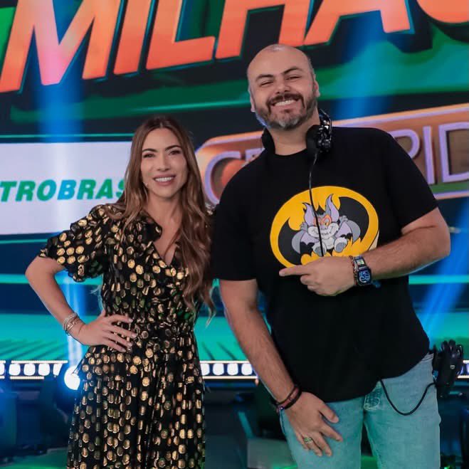JeffersonCandid's tweet photo. Domingo é dia de alegria. Domingo é dia de @pgmsilviosantos INÉDITO!!!! 😜
Esperamos vocês, às 19h, no SBT . 🎥🎬👊👊👊😉😜😍💙✨

Foto @gabrielcardosofoto 

#Sbt #Pss #SilvioSantos #Pranks #CamerasEscondidas #Tv #TvShow #Backstage #Bastidores #PatriciaAbravanel #filmaker https://t.co/IODQECW6tC