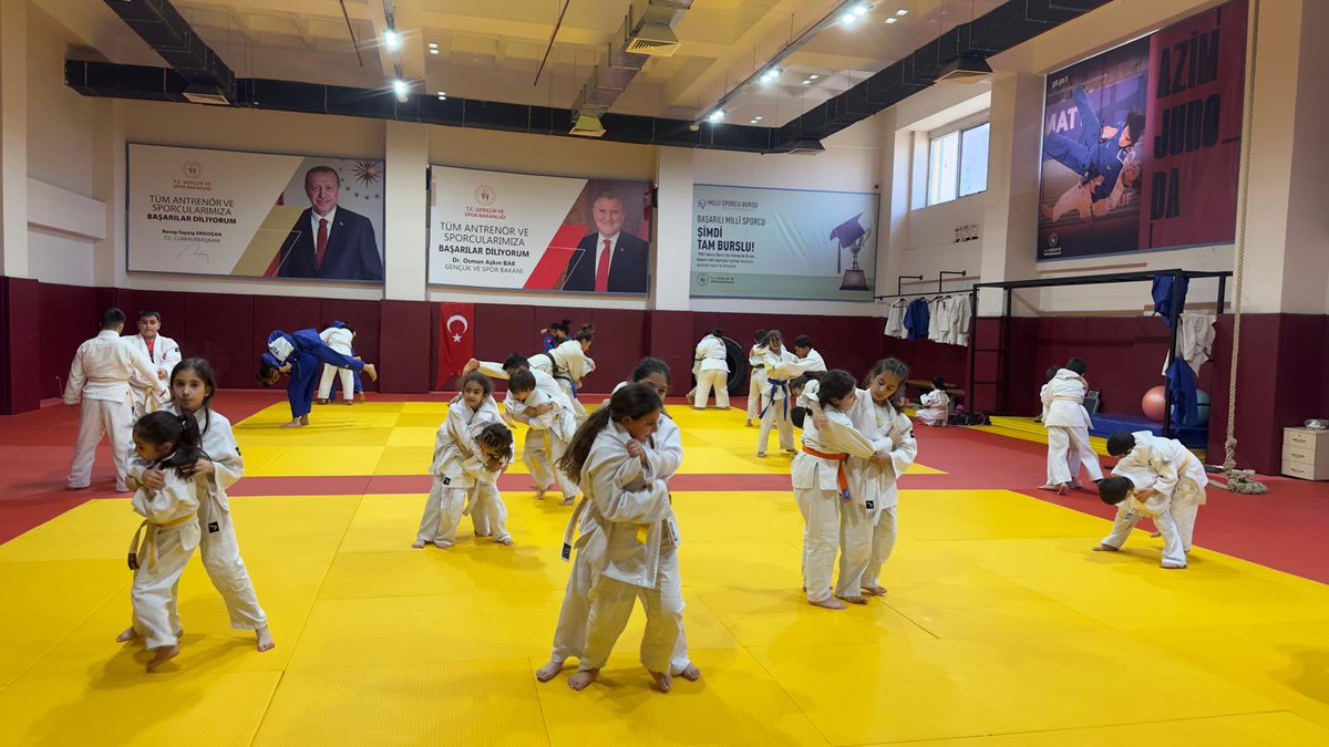 GSB_Van's tweet photo. Teknik, zamanlama, denge!

Tataminin üzerinde geçen her saniye değerli. Judo antrenmanlarımız, bu kadim sanatın inceliklerini çalışmak için aralıksız devam ediyor.

Yeni bir teknik, daha sağlam bir temel için...Ter dökülüyor, ilerleniyor!🥋

📍Tuşba | Çok Amaçlı Spor Salonu https://t.co/0nJcwwvpGB