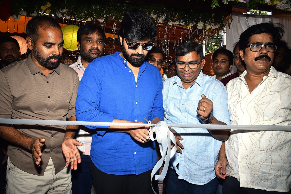 theBuzZBasket's tweet photo. Hero @sreevishnuoffl inaugurates #ShuddhVilas Restaurant, promising a pure and traditional dining experience for food lovers
#Shashikanth #Sriram #Rajeev #Rajsekar #Hussain #VenkatMarthand @shuddhvilas
#ShuddhVilasRestaurant #SreeVishnu @PROSaiSatish https://t.co/IJsosrkFfN