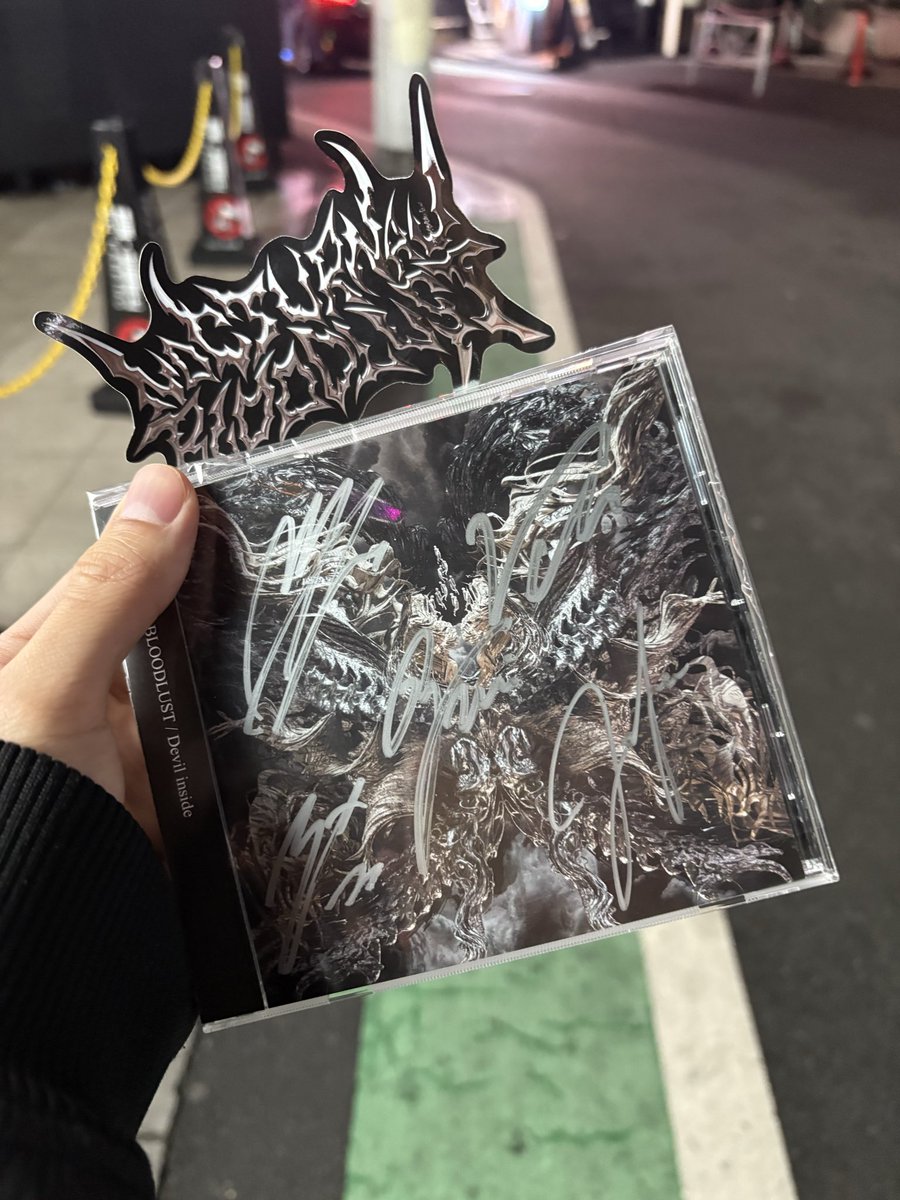 ukon_ukon_V's tweet image. 今日はノクブラ〜🤘
スクリーン付きライブだったしCD無料配布&amp;amp;サイン会と気合を感じるライブだった、、、！！
新曲Devil insideはライブ楽しすぎ！ギュインギュンインギターと疾走感がありつつ壮大でメロディアスなサビとか、これぞノクブラ🙌
#Devilinside
#NOCTURNALBLOODLUST