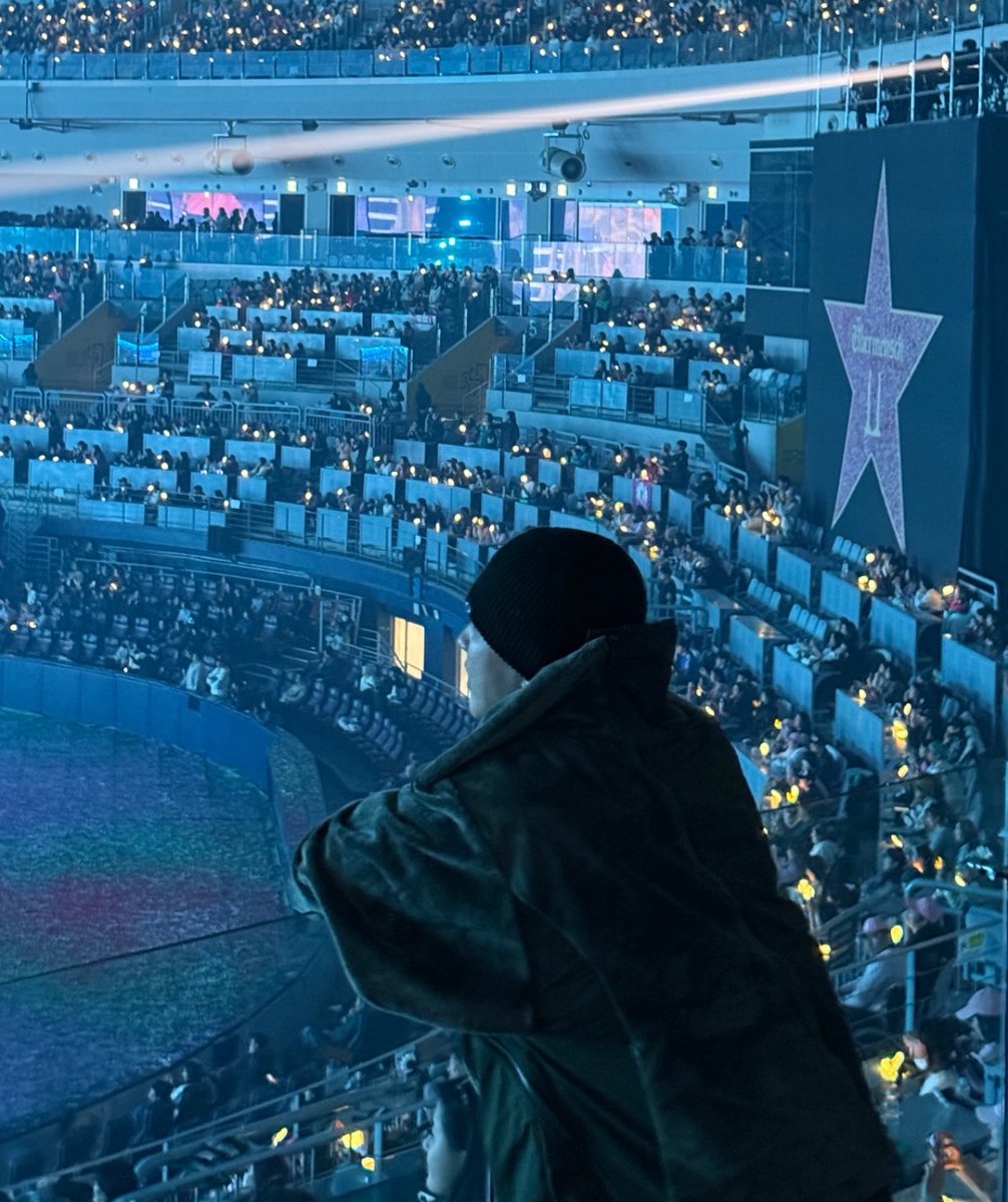 jiyongsmotte's tweet photo. HOSHI WATCHING GDRAGON’S ENCORE CONCERT AND CONGRATULATING HIS JIYONGIE HYUNG FOR DOING SO WELL ON THIS TOUR 💛 https://t.co/M8VIBSlRp2