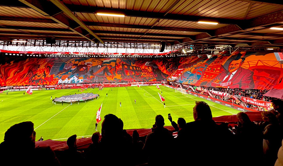700 jaar Enschede: FC Twente pakt onwijs groot uit met een prachtige sfeeractie. Maar liefst 2.500 liter verf en 18.000 vierkante meter doek. Schitterend eerbetoon aan Enschede!