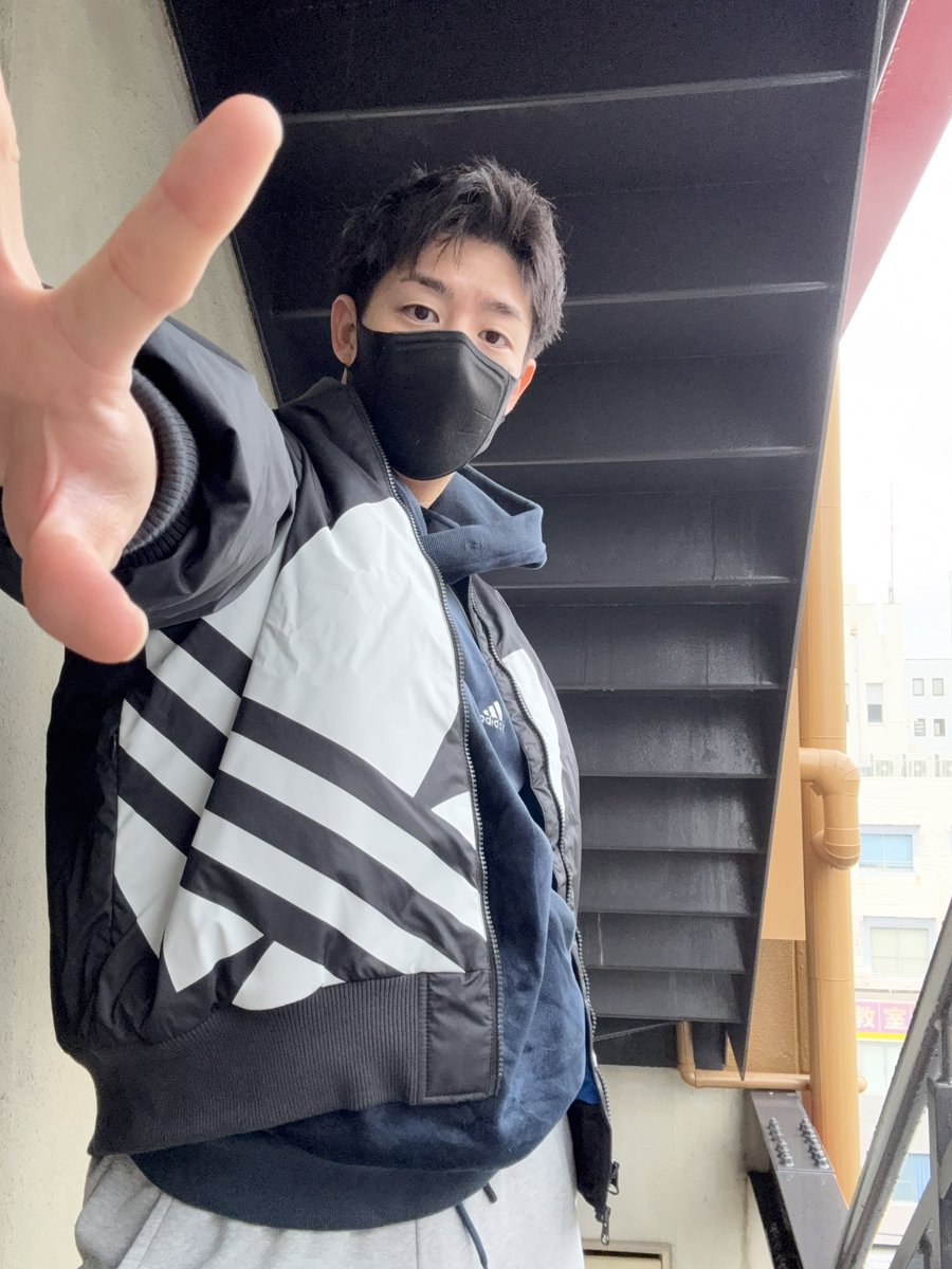 zinzin_dramatic's tweet image. 全身アディダス人間
確認したらパンツまでadidasだった
スポーツブランド好きやねん