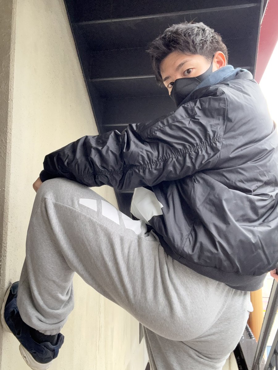 zinzin_dramatic's tweet image. 全身アディダス人間
確認したらパンツまでadidasだった
スポーツブランド好きやねん