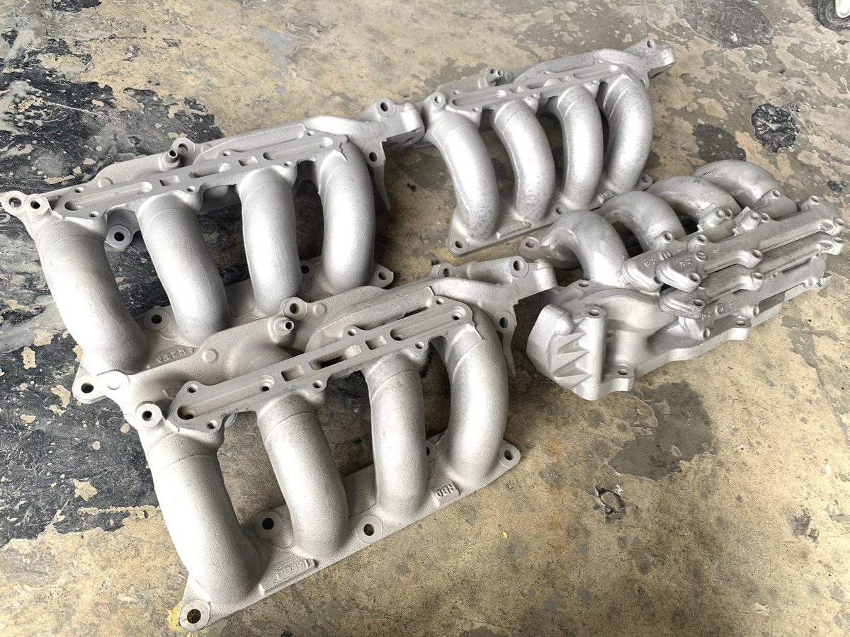 鏡面インマニの準備です。EGRラインにカーボンがびっしりです。カーボン除去にはEGRライン内をブラストして超音波洗浄かけています。
この汚れ詰まりみたらリフレッシュ兼ねてのインマニ鏡面化は大お薦めです。ライン詰まりはEGR不良と出るので高額EGRに変えられる可能性があります。