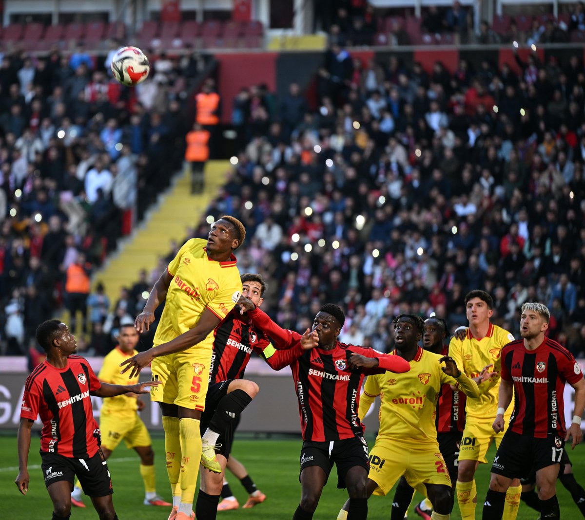 ✖️Göztepe, ligde çıktığı 16 maçın 10'unda gol yemedi.

DUVAR