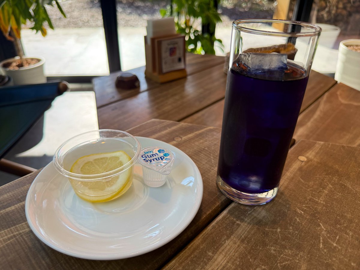 神戸養蜂場のブルーピーレモネード、レモンを入れると色の変わる