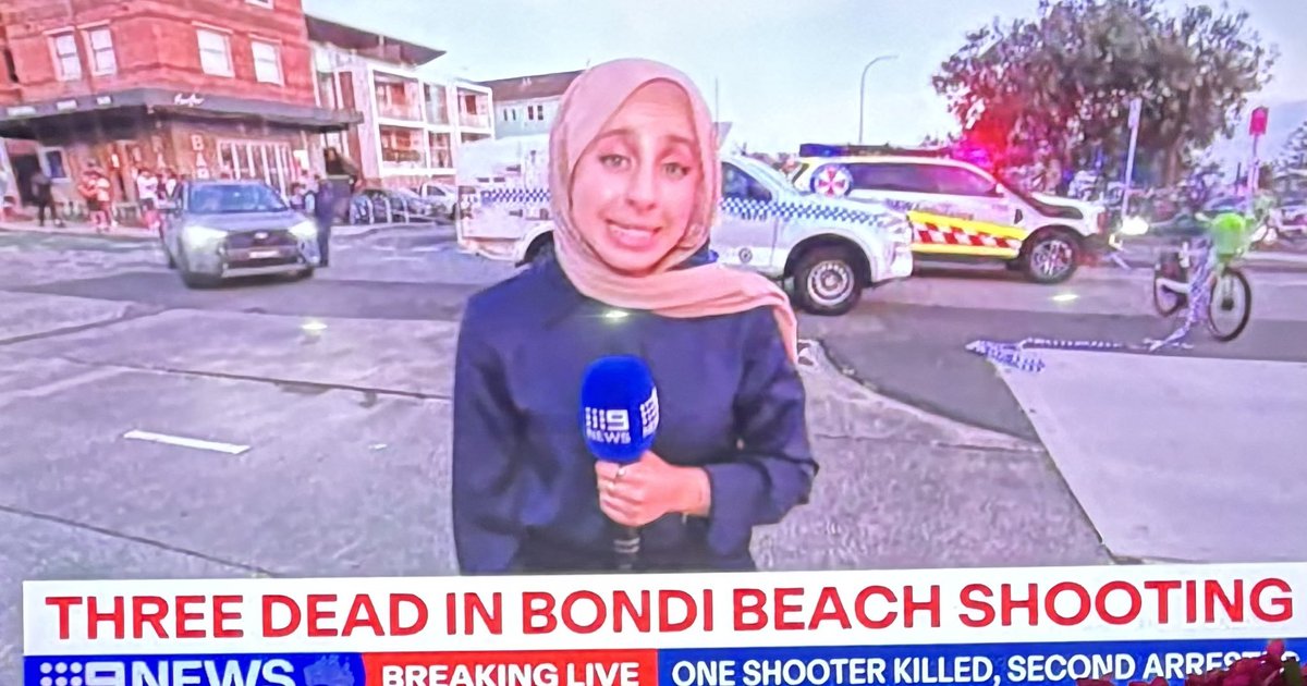 Många islamofober på X ifrågasätter varför en lokal nyhetskanal skickade en reporter med hijab för att täcka sändningen av just denna attack i Sydney.

Det är ju helt olämpligt eller hur? 

Vad som är ännu märkligare är att det var en muslim också som avväpnade en av