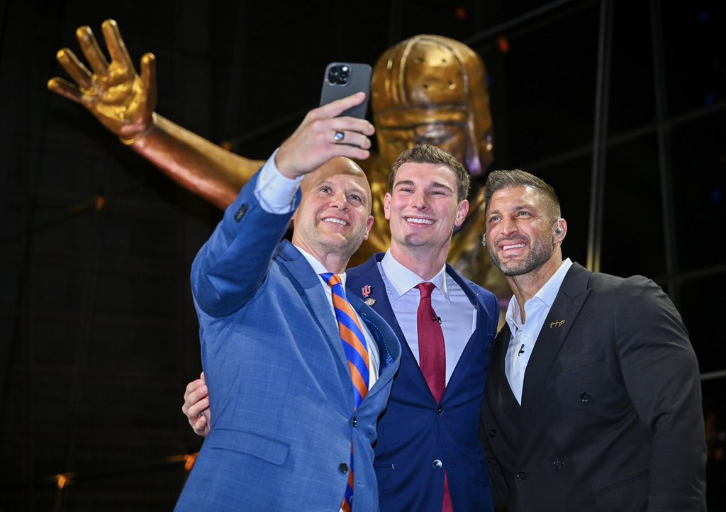 How it started <a href="/qb_fernando/">Fernando Mendoza</a> <a href="/HeismanTrophy/">The Heisman Trophy</a>