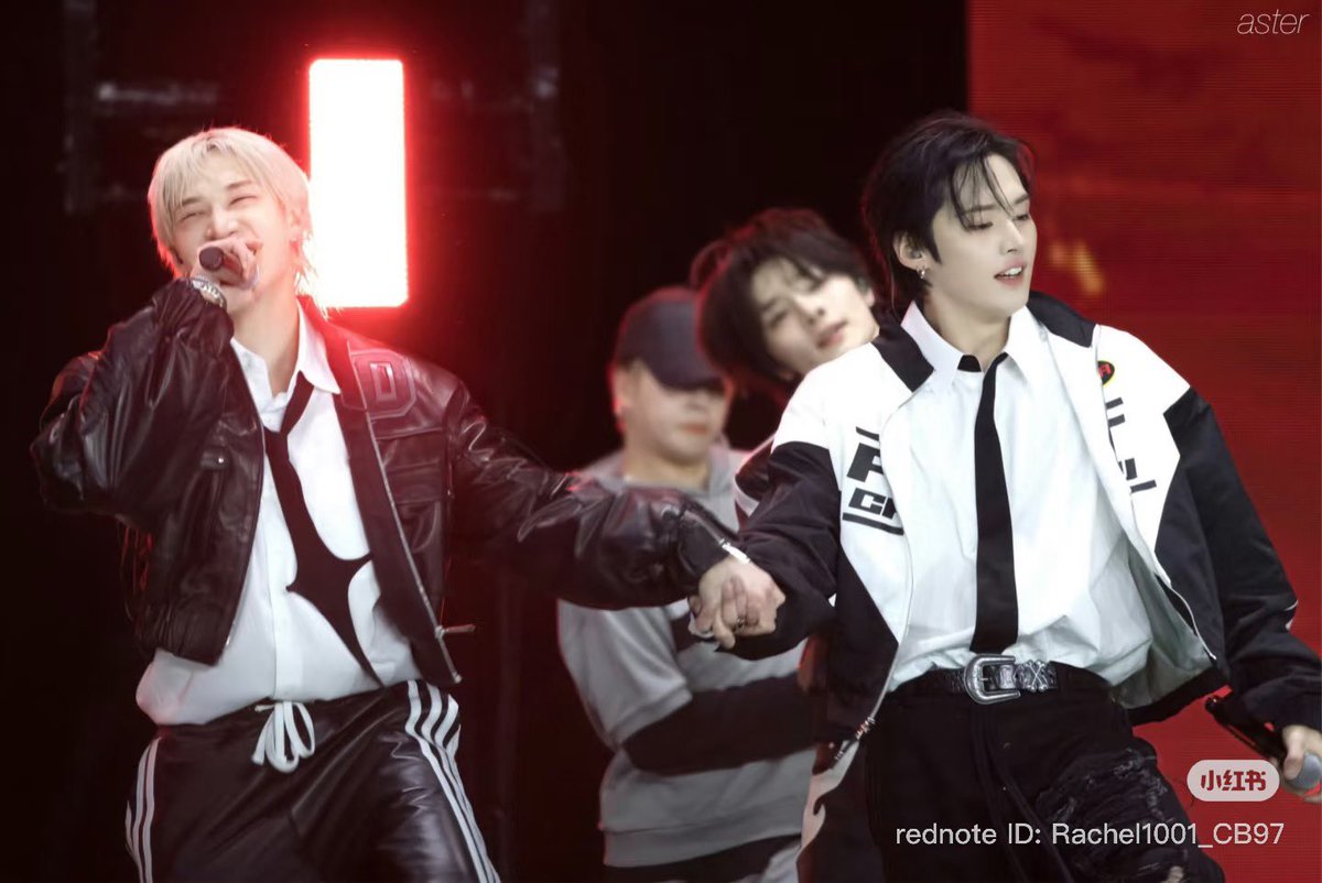 backsdoors's tweet photo. CHAN’S SMILE WHILE HOLDING LEE KNOW’S HAND 😭😭😭 MY MINCHAN https://t.co/vvMf7r1wZT