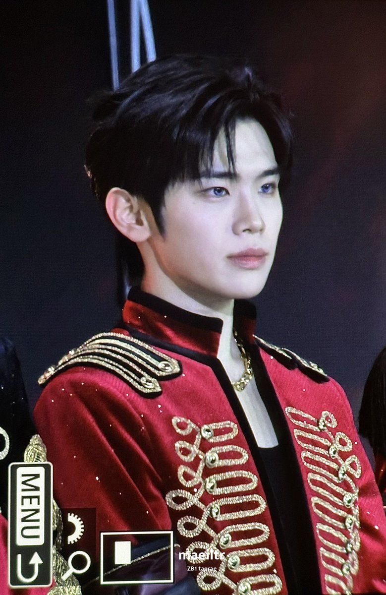 maeiltr's tweet image. 251214 빨간색이 잘 어울림
 #KIMTAERAE #김태래  
#ZEROBASEONE #ZB1 #제로베이스원