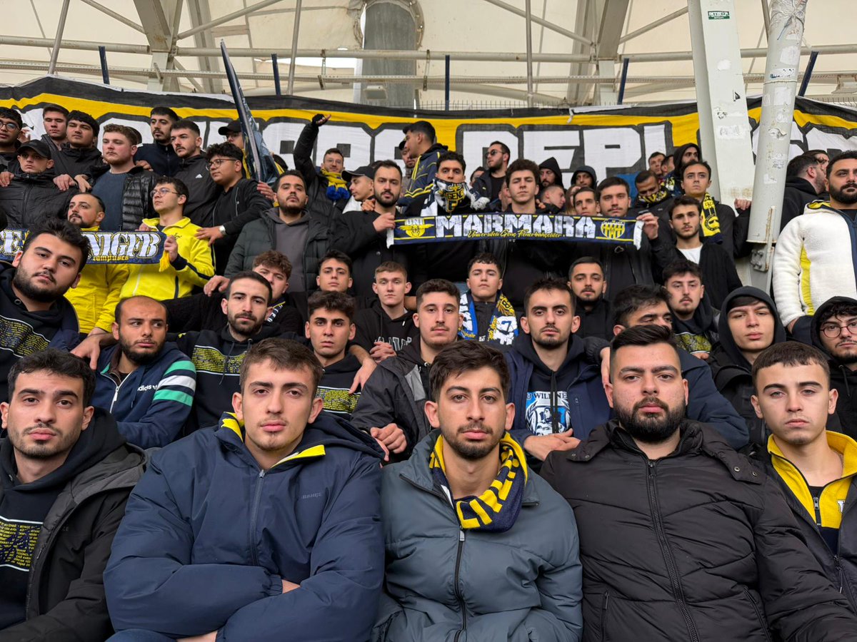 MarmaraaUNIGFB's tweet photo. SENİN SEVGİN BU DÜNYADA HER ŞEYE BEDEL!

Fenerbahçe'mizi fomget karşısında yalnız bırakmadık.#UNIGFB https://t.co/dHGiT1ihGh