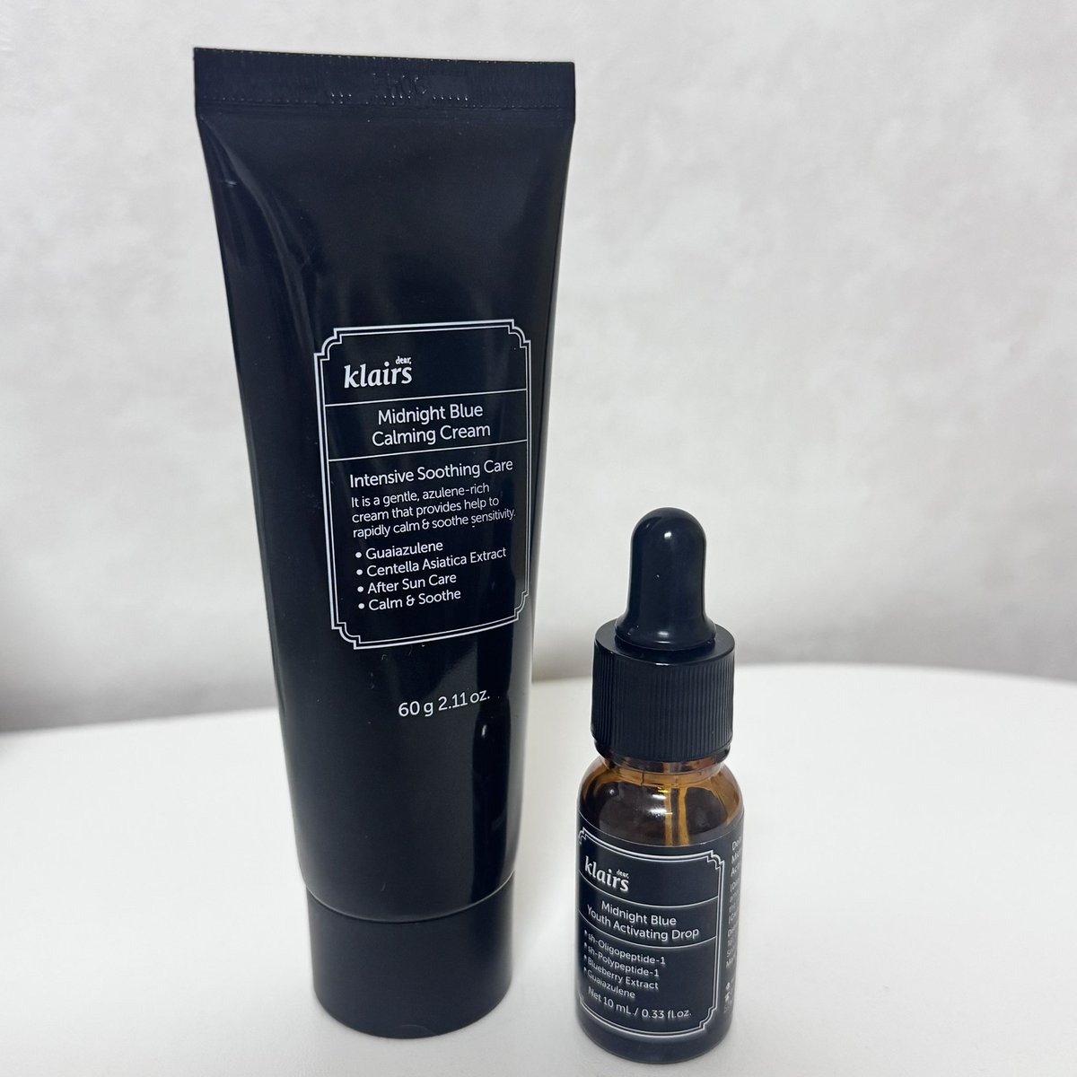 #제품제공 #협찬
[클레어스 미드나잇 블루 카밍 크림&amp;미드나잇 블루 드롭]

클레어스 환승크림 이벤트에 당첨되어서 받아본 카밍크림과 블루 드롭!
원래부터 잘 쓰고 있던 제품들이라서 예전 리뷰에도 왕왕 보이던 아이들입니다••••
타래로 제형 사진과 리뷰 다 털어보겟습니다 레쯔고