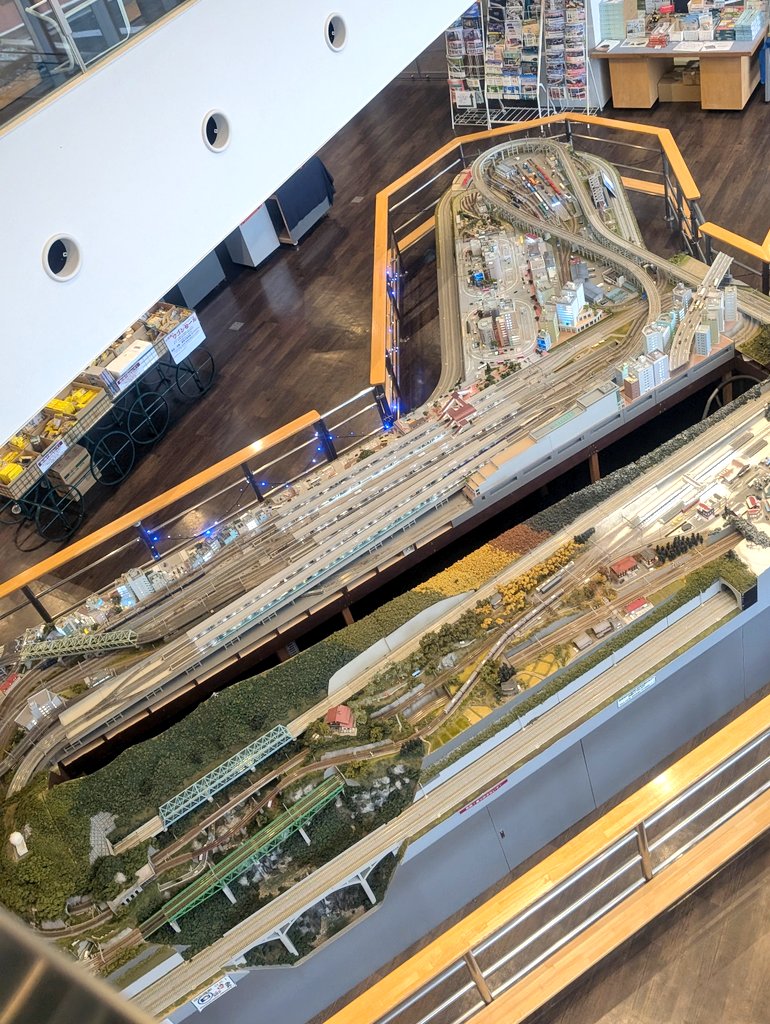 今日は模型鉄の総本山、ホビーセンターカトーを訪問 先生方から好評の