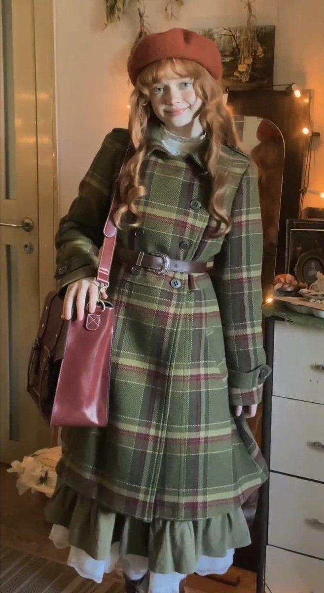 i wish there was a set like this, i want more narrow skirts 🥀was trying to reacreate this outfit i found but we literally have NO skirts that are this shape, even tried some combos to get close and no dice. all the skirts are too poofy, or if they are narrow they frill at the