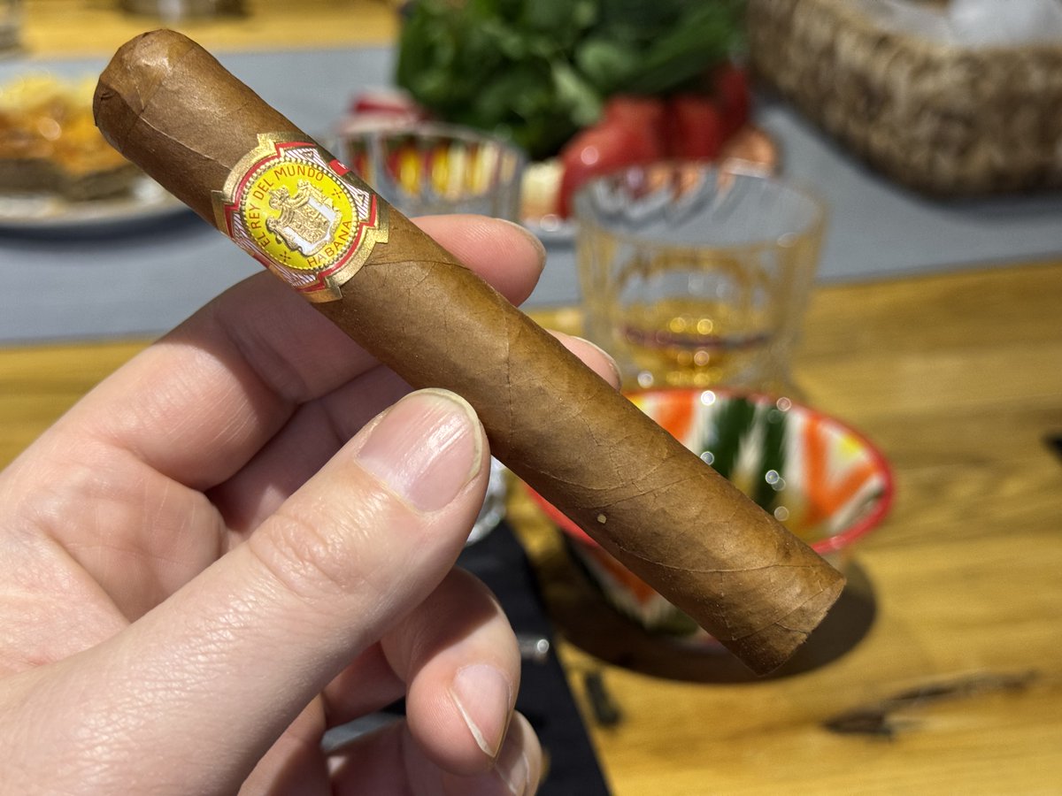 El Rey del Mundo Petit Corona — ее часто называют "сигарой для паузы", у меня после плотного обеда как раз была пауза. Начинается с кедрового аромата, переходящего в миндаль и лесной орех. В завершении черный хлеб, без горечи.  Ровная, приятная. #Сигары #ElReydelMundo