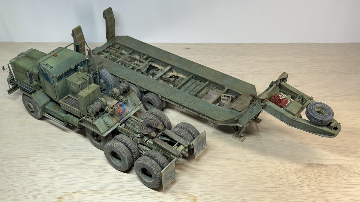 f50cimabe5's tweet photo. 1/35MENG M911C-HET&amp;M747Semi-Trailer
モチベーション低下でずっと放置してましたがやっと完成です！
ボイジャーのエッチングと別売のエンジンキットを組込み、ホース類も出来る限り再現してみました。
トレーラー特有の重厚感が表現出来て満足です。 https://t.co/ioiNXyckT3