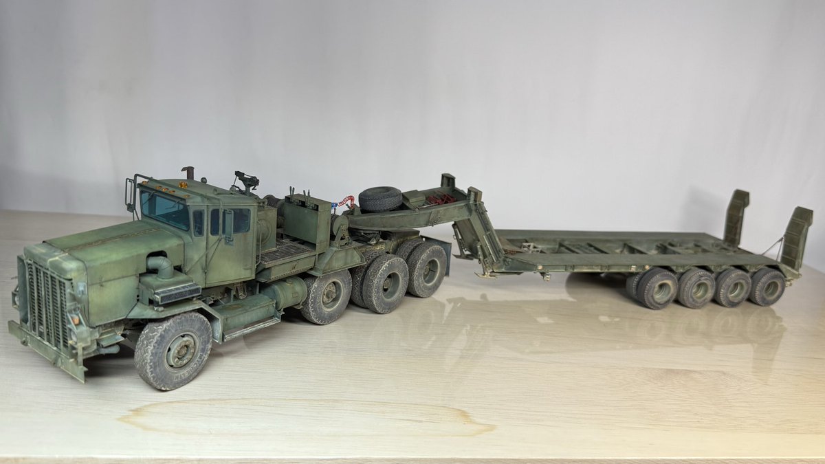 f50cimabe5's tweet photo. 1/35MENG M911C-HET&amp;M747Semi-Trailer
モチベーション低下でずっと放置してましたがやっと完成です！
ボイジャーのエッチングと別売のエンジンキットを組込み、ホース類も出来る限り再現してみました。
トレーラー特有の重厚感が表現出来て満足です。 https://t.co/ioiNXyckT3
