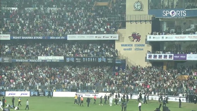 SelflessCricket's tweet photo. Wankhede Stadium crowd started booing when Tiger Shroff and Devendra Fadnavis were giving their speeches. Best crowd fr. 😭 https://t.co/t9nSo3NZB9