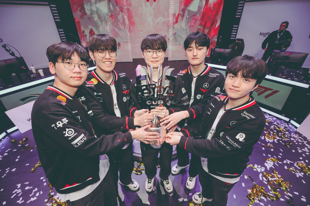 T1 is a team known for its clutch factor. They even clutched a trophy before the end of 2025 🏆🔥