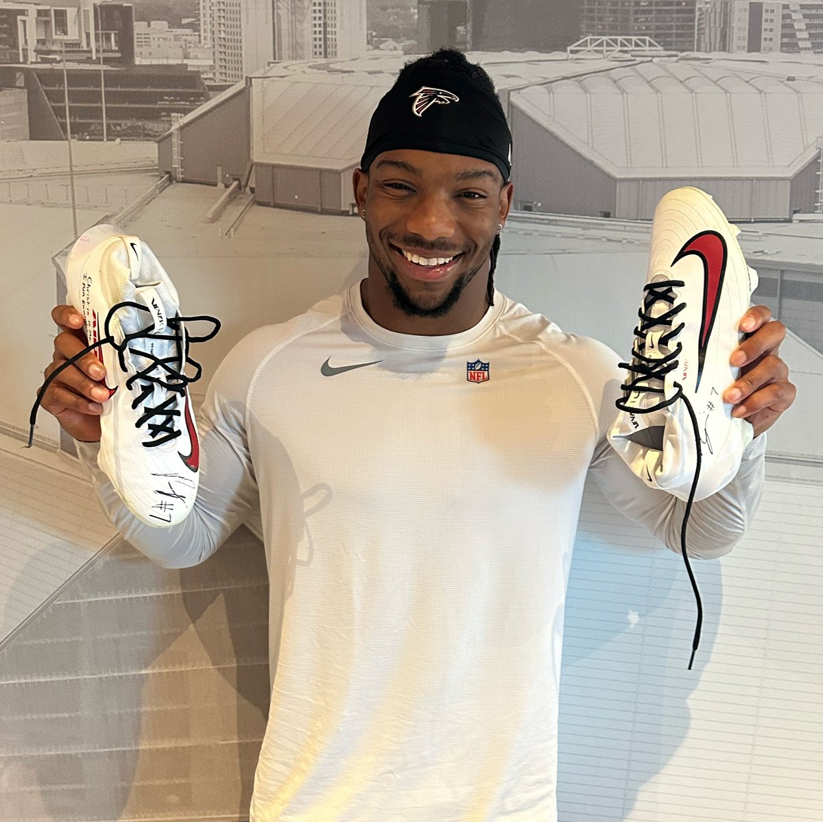 It's DOUBLE vote day, Dirty Birds!
RT for a chance to win these signed @Bijan5Robinson cleats!
#ProBowlVote