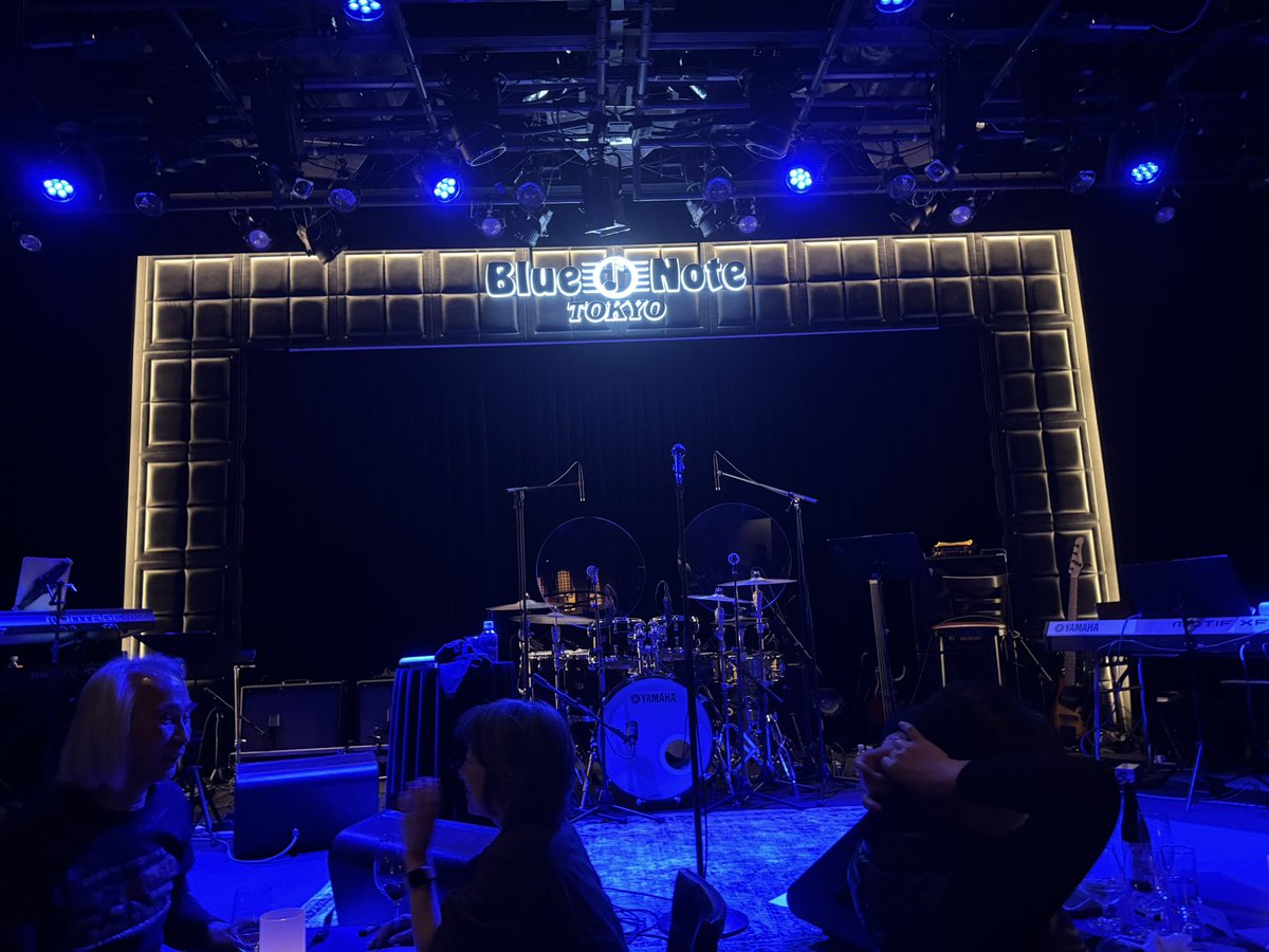 A_YOSUKE's tweet photo. 超久々のブルーノート東京、Patti Austin (パティ・オースティン)!! カバー多め、ヒット曲やクリスマス演出など、繊細にも力強い、ユーモアあって自然体で最高な夜でした。まずは4日連続公演の初日2部、75歳でこの働きっぷり感銘です。　#PattiAustin #BlueNoteTokyo https://t.co/3vQOPc968P