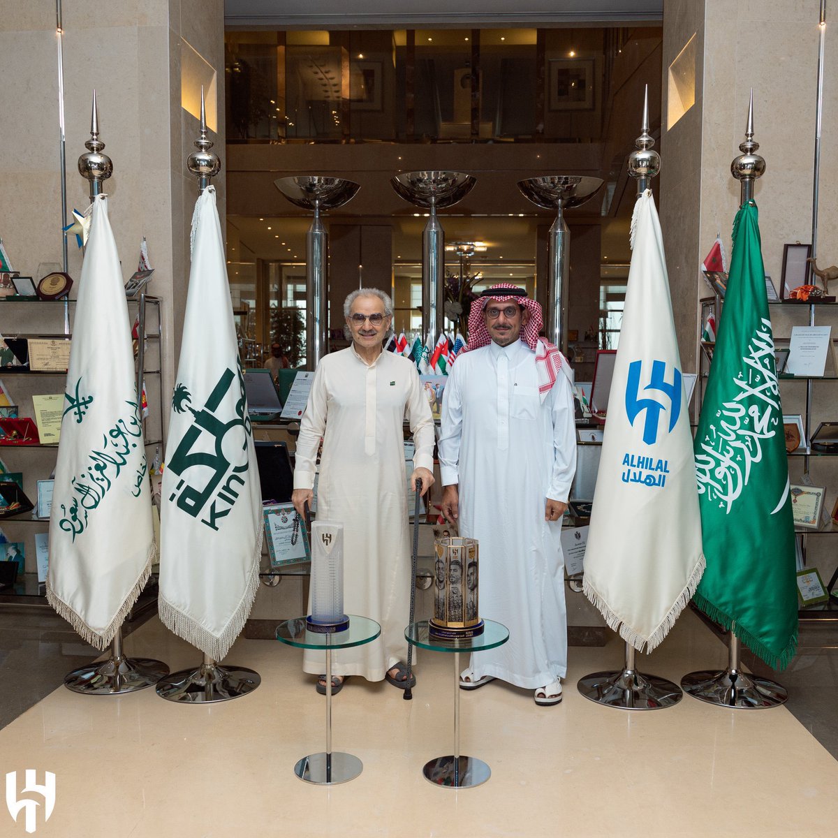 Saudifutbol's tweet photo. 🚨 Saudi billionaire Prince Al-Waleed bin Talal’s acquisition deal for Al-Hilal is expected to cost $2.0 billion 😳

The historic deal is expected to be announced before the end of December, with only minor details remaining for 100% ownership of the club — @aawsat_spt https://t.co/oAH7J9jYjH
