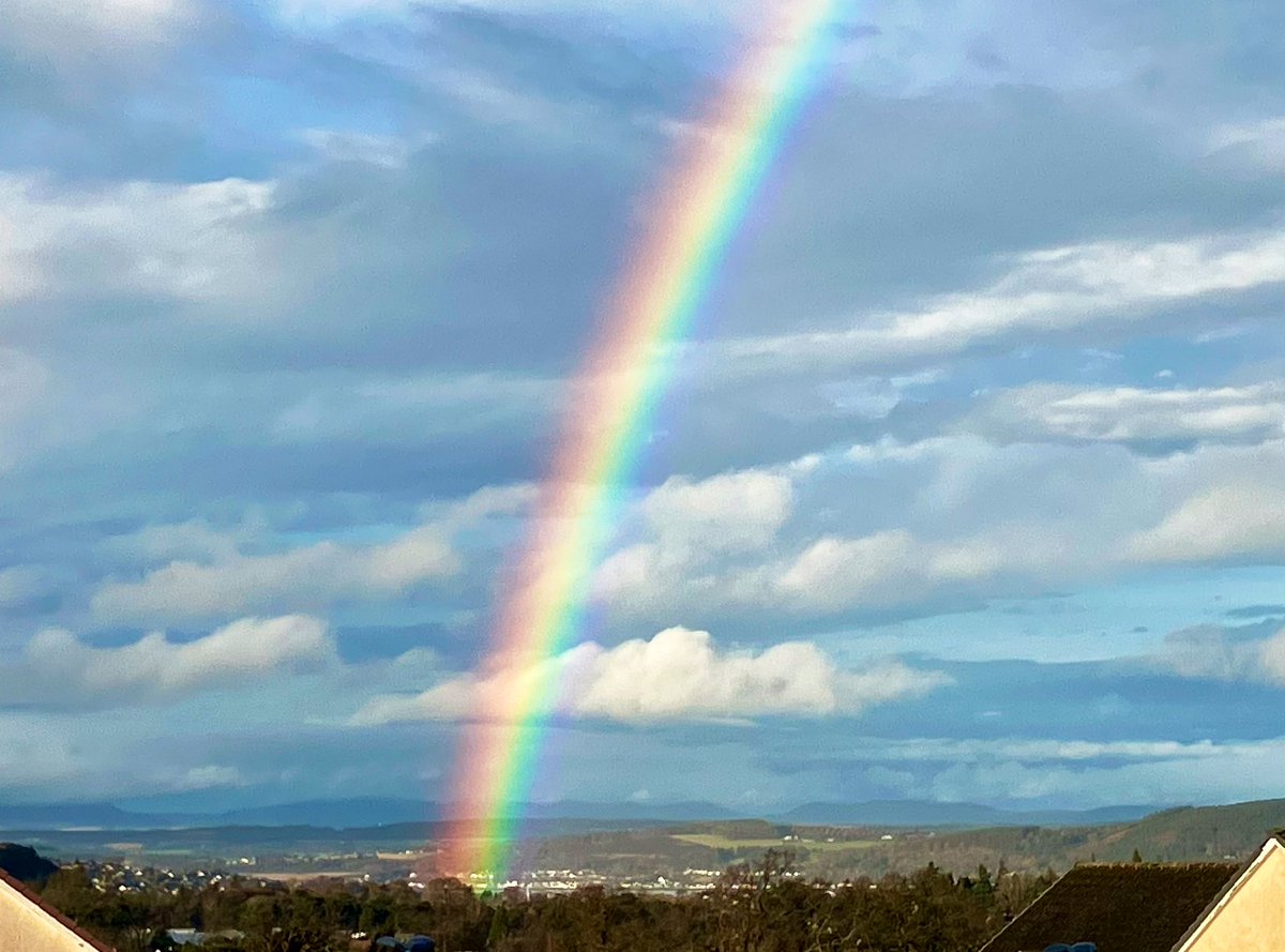 cloudymamma's tweet image. Sunshine and Rainbows Sunday afternoon 

But oh so mild for mid December

Inverness 
Scotland 🏴󠁧󠁢󠁳󠁣󠁴󠁿

#LoveUkWeather #Rainbows #MetOffice