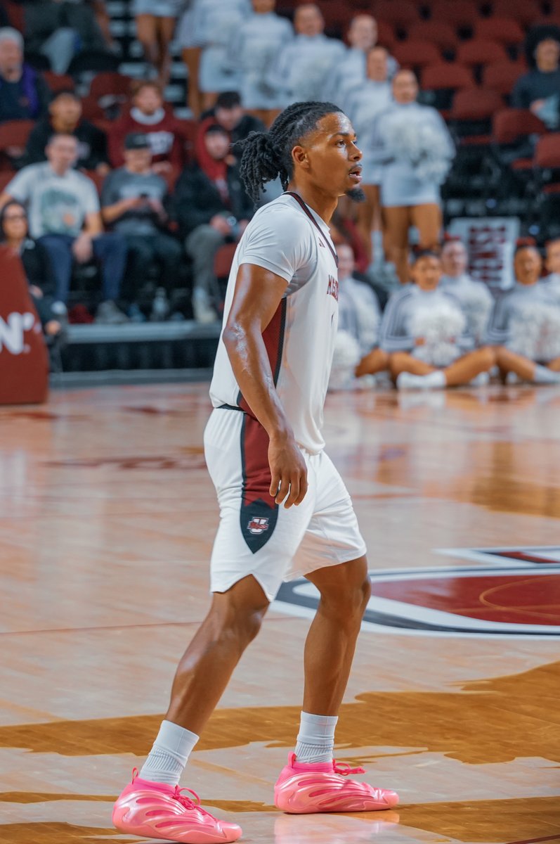 The Minutemen Fly the Flag for the second time in four days with their win over the Seminoles! Daniel Hankins-Sanford puts up his third double-double on the season to lead UMass to their 8th win of the season.
KG has the recap:
open.substack.com/pub/smacktalk/…