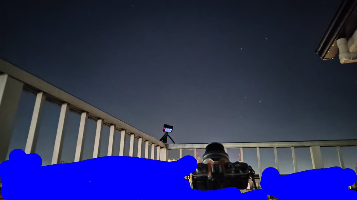 tomorun11th's tweet photo. ルーフバルコニーから #ふたご座流星群 を一眼とGoProで狙ってます。撮れてるといいけどー。 https://t.co/hNryvLbNKq