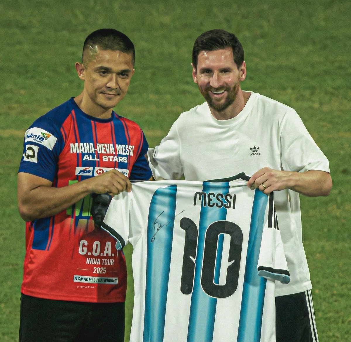 jaykmehta_'s tweet photo. GOAT x GOAT

@chetrisunil11
@TeamMessi

#Messi𓃵 #MessiInIndia #GOATIndiaTour https://t.co/wICO2BJnjl