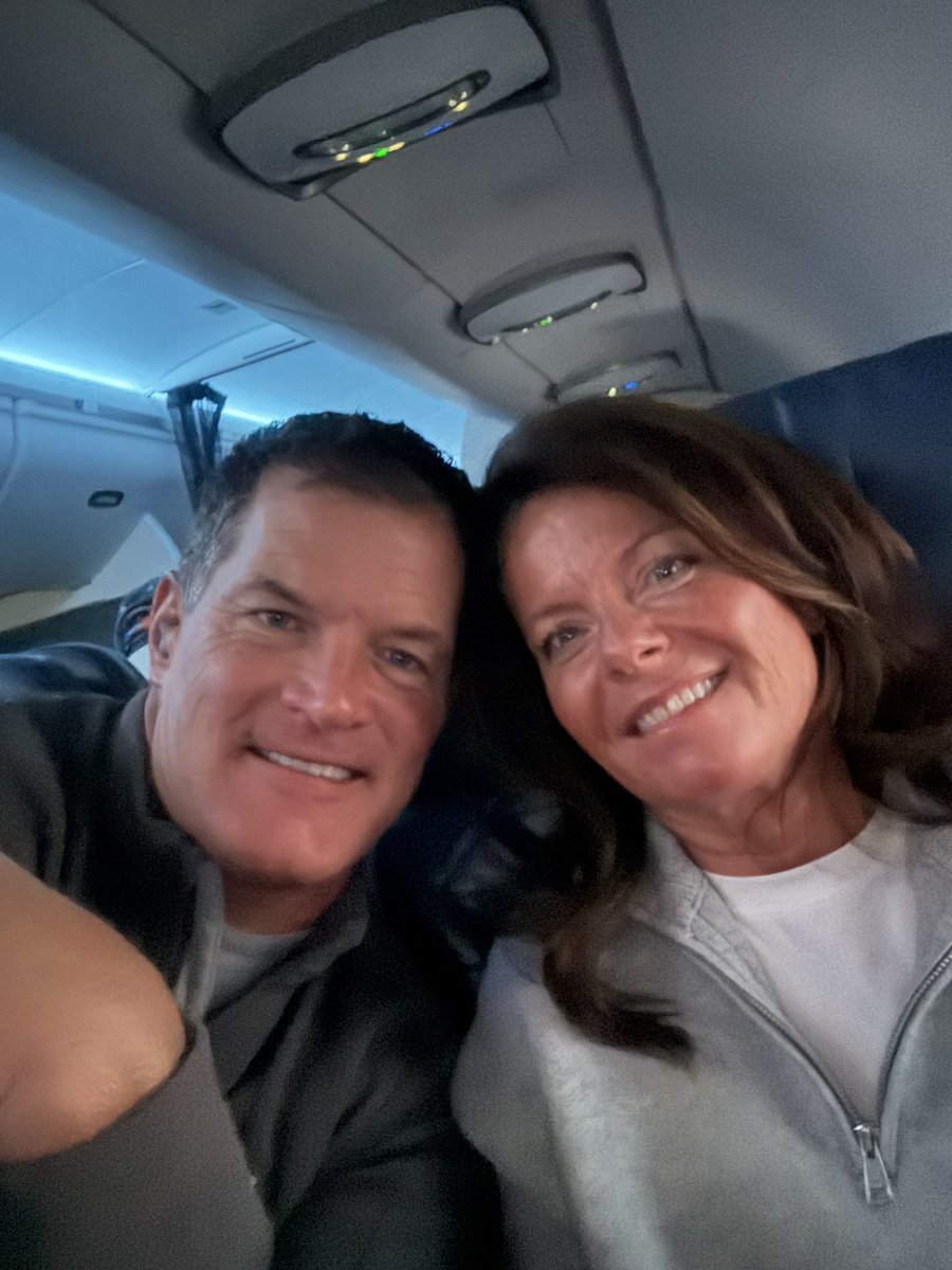 mlyons85's tweet image. Wheels up to Honolulu! Chasing @gracelyons85  and the @FerrisWBBallz. Somebody has to do it! 🏄‍♂️🌴

We have a layover in LA but unfortunately not long enough to catch the Lions vs Rams game. Go @DetroitLions!