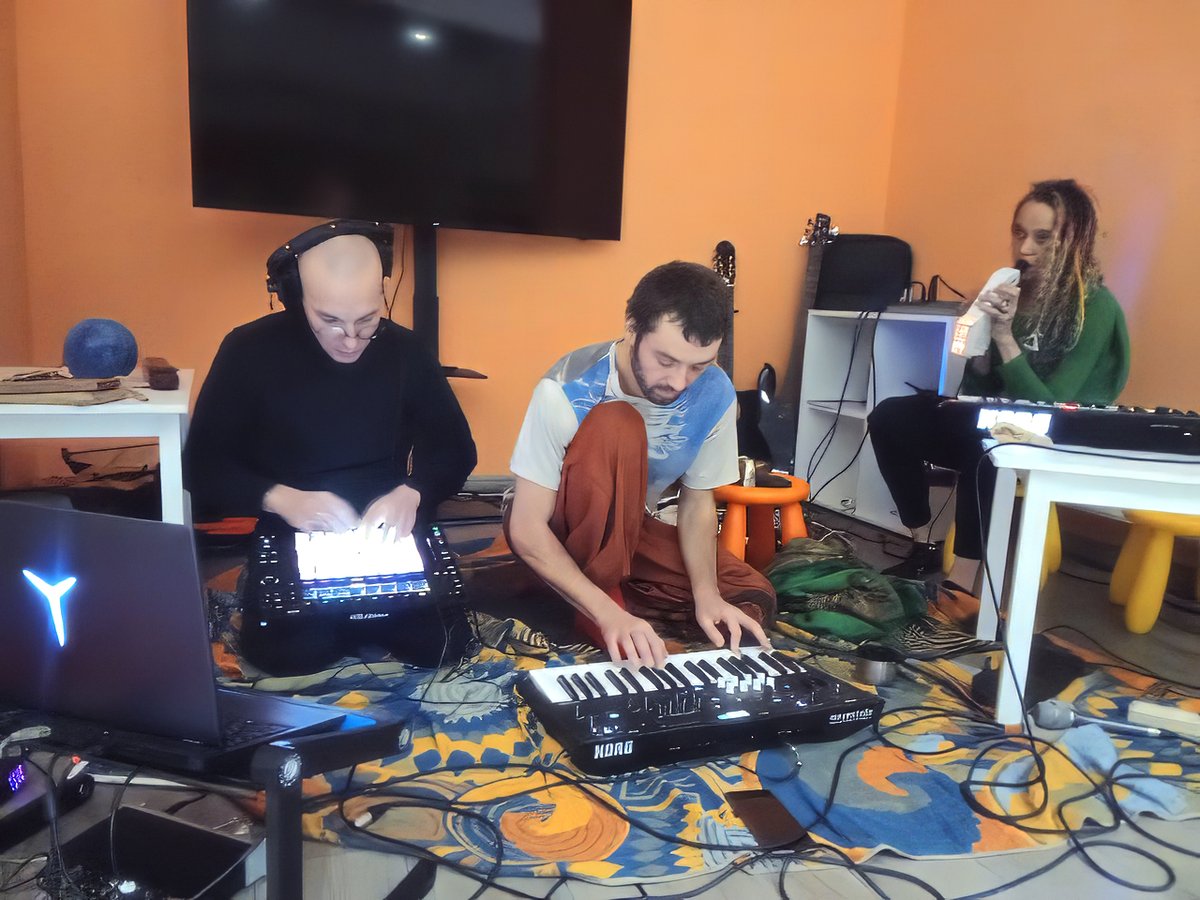 Поиграли, потанцевали на Длинном Джеме в Мск!
Здорово было, здорово будет!
Ответочка 28-ого в Спб, ждеммм!