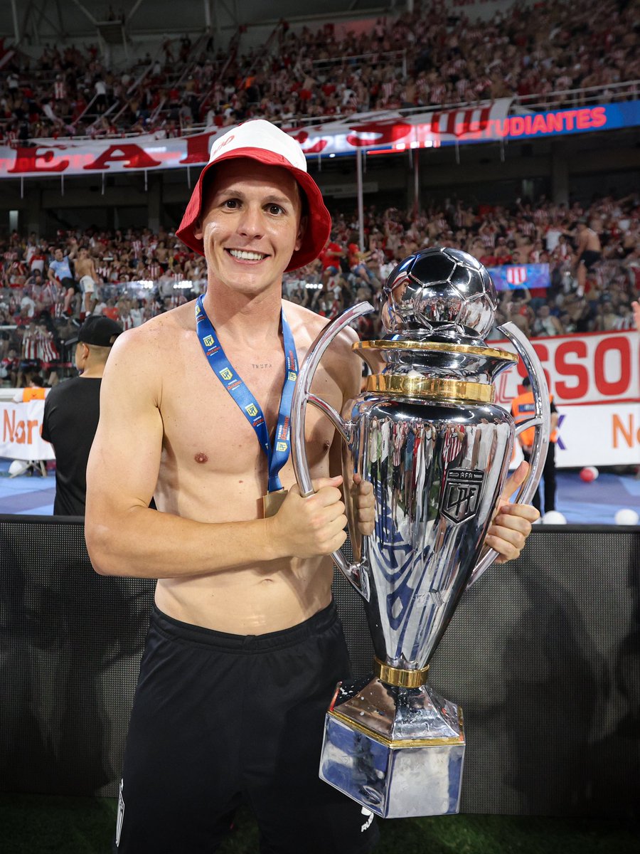 Con la copa bajo el brazo 🏆👨🏻‍🍼