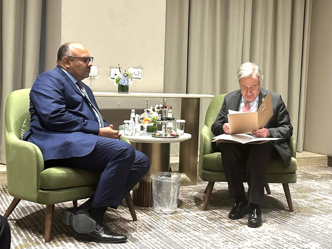 Eric__Bernard's tweet photo. TANZANIA NI MFANO WA AMANI NA MSHIKAMANO DUNIANI- GUTERRES

Ujumbe wa Mheshimiwa Antonio Guterres, Katibu Mkuu wa Umoja wa Mataifa, kwa Mheshimiwa Rais wa Jamhuri ya Muungano wa Tanzania, Dkt. Samia Suluhu Hassan, leo tarehe 14 Desemba 2025, wakati akipokea Ujumbe Maalum kutoka Tanzania.

Katibu Mkuu wa Umoja wa Mataifa, Mheshimiwa Antonio Guterres, amesema kuwa “Tanzania imekuwa ni rejea muhimu ya amani na mshikamano wa kijamii barani Afrika na duniani kote,” wakati akipokea Ujumbe Maalum kutoka Tanzania.

Ameeleza kuwa taswira ya Tanzania kama kielelezo cha amani ilijaribiwa katika uchaguzi wa hivi karibuni uliofanyika tarehe 29 Oktoba 2025, lakini taifa liliweza kuvuka mtihani huo kwa mafanikio, ikiwa ni mara ya kwanza kukabiliwa na changamoto hiyo.

“Umoja wa Mataifa ungependa kuona Tanzania inaendelea kubaki katika umoja wake na kuwa mfano bora kwa mataifa mengine,” alisema Katibu Mkuu Guterres alipokuwa akipokea Ujumbe Maalum uliobeba salamu na ujumbe kutoka kwa Rais wa Jamhuri ya Muungano wa Tanzania, Dkt. Samia Suluhu Hassan, uliowasilishwa na Waziri wa Mambo ya Nje na Ushirikiano wa Afrika Mashariki, Mheshimiwa Balozi Mahmoud Kombo, pamoja na ujumbe wake.

Katibu Mkuu wa Umoja wa Mataifa alisisitiza umuhimu wa kuwepo kwa mazungumzo ya kitaifa yenye maana, jumuishi na shirikishi ili kushughulikia chanzo cha matukio ya vurugu yaliyotokea tarehe 29 Oktoba, pamoja na kutafuta njia za kudumu za kuyazuia yasijirudie tena.

Aidha, aliahidi msaada kamili wa Umoja wa Mataifa wakati wote na hata baada ya Tume ya Uchunguzi iliyoanzishwa nchini Tanzania kukamilisha majukumu yake.