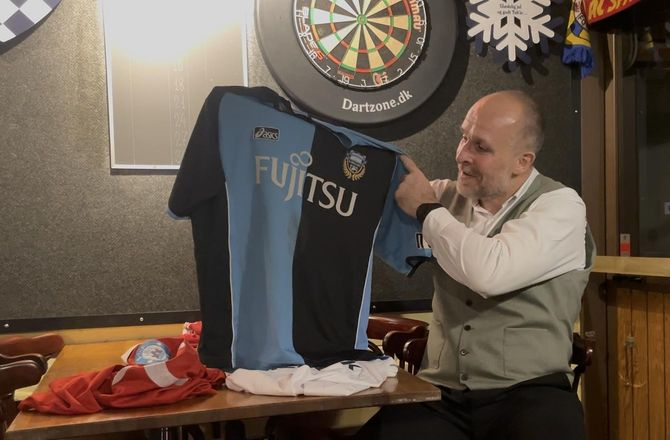 Albelt_Shimano's tweet photo. 元デンマーク代表ヘンリク・ペデルセン。
彼のサッカー人生を、思い出のユニフォームを通して振り返る記事の中で、現役引退から数年が経った今も、なぜか川崎Fのユニフォームを大事に持っている。

彼が所属していたボルトン時代、2005年の夏。
アジアツアーで川崎Fと対戦した際、FWだった彼はチーム事情から左SBで出場することになった。試合後、川崎の我那覇和樹からユニフォーム交換を申し込まれる。

その1試合をきっかけに、彼はプレミアリーグで40試合以上を左SBとして戦うことになる。
川崎のユニフォームはただの記念品じゃない。
その後のキャリアを大きく左右した転機を象徴する一着なんだとか。https://t.co/BLL0ypOjnv