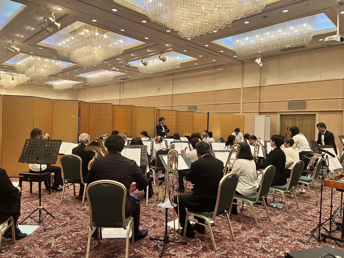 kansui_official's tweet photo. 年内最後の営業、星ヶ丘寮のクリスマス会に参加させていただきました！
短い時間ではありましたが、微力ながらも楽しく盛り上げられていれば幸いです。
来年もみなさまに楽しい音楽を届けられるよう、練習を重ねてまいります。みなさま良いお年をお迎えください！ https://t.co/L6UYhjTwZz