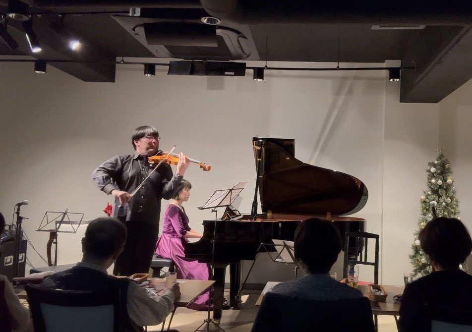 IkkoVn's tweet photo. 年内最後となる TrioLichta 三鷹公演、おかげさまで無事に終演いたしました。
会場に足を運んでくださった皆さま、温かい拍手と集中した空気で音楽を受け止めてくださり、本当にありがとうございました。

一年を締めくくるこの公演で、私たちがこれまで積み重ねてきた時間や思いを、音楽として皆さまと共有できたことをとても嬉しく思っています。
一音一音に耳を傾けてくださる皆さまの存在が、私たち演奏者にとって何よりの支えであり、原動力です。

また、会場スタッフの皆さま、関係者の皆さまのご尽力にも心より感謝申し上げます。
多くの方に支えられて、このコンサートが実現しました。

今年もTrioLichtaの音楽を聴いてくださり、本当にありがとうございました。
来年もさらに深い音楽をお届けできるよう、精進してまいります。
また次の演奏会でお会いできることを、心より楽しみにしております。