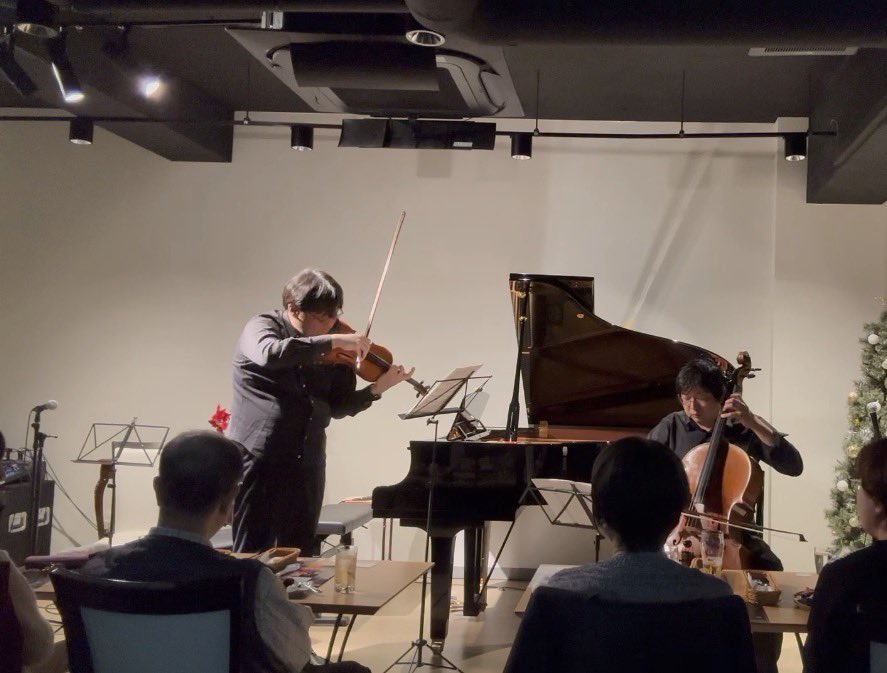 IkkoVn's tweet photo. 年内最後となる TrioLichta 三鷹公演、おかげさまで無事に終演いたしました。
会場に足を運んでくださった皆さま、温かい拍手と集中した空気で音楽を受け止めてくださり、本当にありがとうございました。

一年を締めくくるこの公演で、私たちがこれまで積み重ねてきた時間や思いを、音楽として皆さまと共有できたことをとても嬉しく思っています。
一音一音に耳を傾けてくださる皆さまの存在が、私たち演奏者にとって何よりの支えであり、原動力です。

また、会場スタッフの皆さま、関係者の皆さまのご尽力にも心より感謝申し上げます。
多くの方に支えられて、このコンサートが実現しました。

今年もTrioLichtaの音楽を聴いてくださり、本当にありがとうございました。
来年もさらに深い音楽をお届けできるよう、精進してまいります。
また次の演奏会でお会いできることを、心より楽しみにしております。