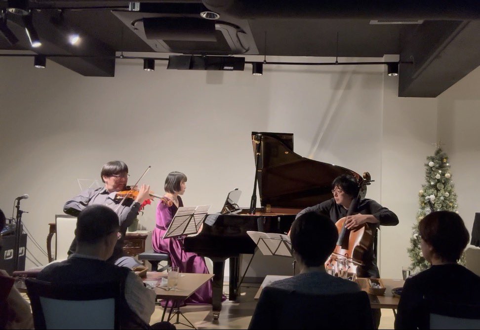 IkkoVn's tweet photo. 年内最後となる TrioLichta 三鷹公演、おかげさまで無事に終演いたしました。
会場に足を運んでくださった皆さま、温かい拍手と集中した空気で音楽を受け止めてくださり、本当にありがとうございました。

一年を締めくくるこの公演で、私たちがこれまで積み重ねてきた時間や思いを、音楽として皆さまと共有できたことをとても嬉しく思っています。
一音一音に耳を傾けてくださる皆さまの存在が、私たち演奏者にとって何よりの支えであり、原動力です。

また、会場スタッフの皆さま、関係者の皆さまのご尽力にも心より感謝申し上げます。
多くの方に支えられて、このコンサートが実現しました。

今年もTrioLichtaの音楽を聴いてくださり、本当にありがとうございました。
来年もさらに深い音楽をお届けできるよう、精進してまいります。
また次の演奏会でお会いできることを、心より楽しみにしております。