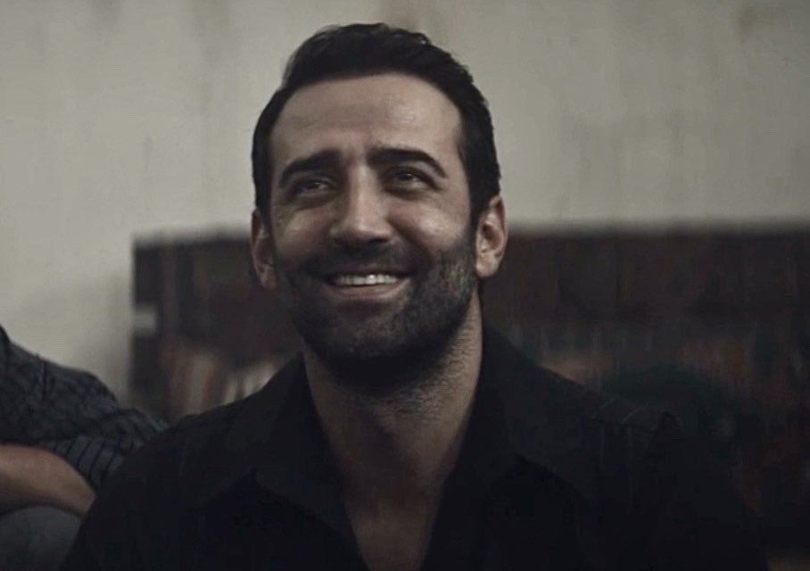 elinizi koyun vicdanınıza ve deyin ki biz bu adamı kötü rollere koyarken hiç utanmıyor muyuz? saygılar 👋🏻